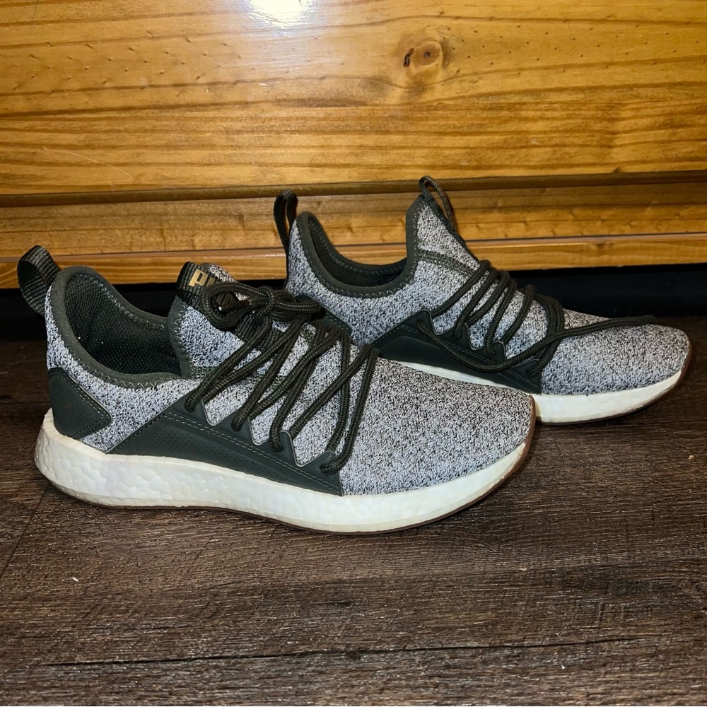 Women’s Puma tennis shoes